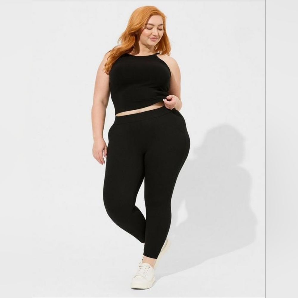 Torrid Crop Signatureβ Waist Rib Knit Pocket Legging - Black - Medium